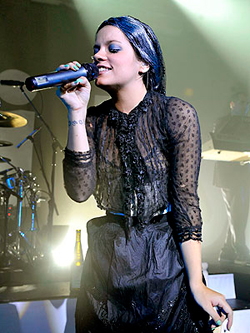 Lily-Allen-Dressed-as-Queen-Victoria