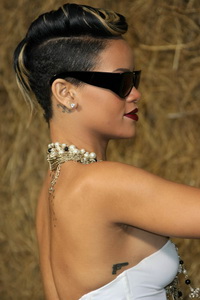 rihanna-sleek-sculpted-short-hairstyle-side-view-oct-09-682x1024