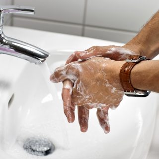 Trećina muškaraca pere ruke sapunom posle toaleta