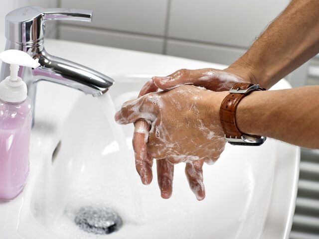 Trećina muškaraca pere ruke sapunom posle toaleta