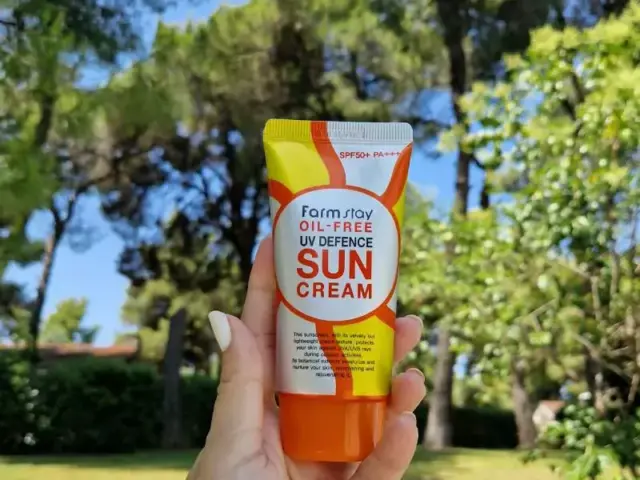 Farm Stay oil-free UV defence krema za lice SPF50+ PA+++