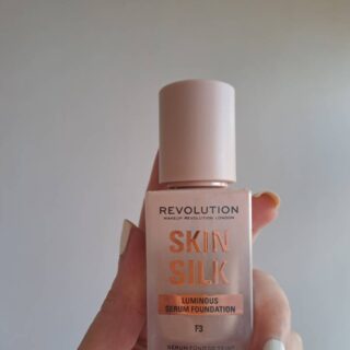 Makeup Revolution Skin Silk serum puder