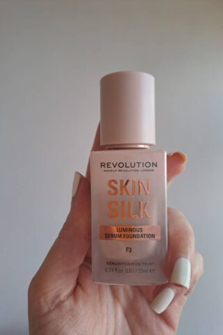 Makeup Revolution Skin Silk serum puder