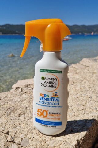 Garnier Ambre Solaire Kids Sensitive Advanced SPF50+ sprej za decu za zaštitu od sunca
