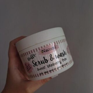 Nacomi scrub & wash – sweet blueberry – piling i pena za kupanje