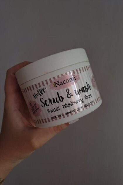Nacomi scrub & wash - sweet blueberry - piling i pena za kupanje